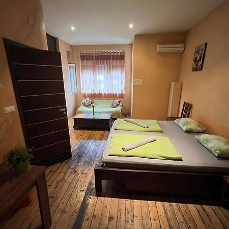 Elegance On A Budget - Rooms For Rent In Sofia Center Εξωτερικό φωτογραφία