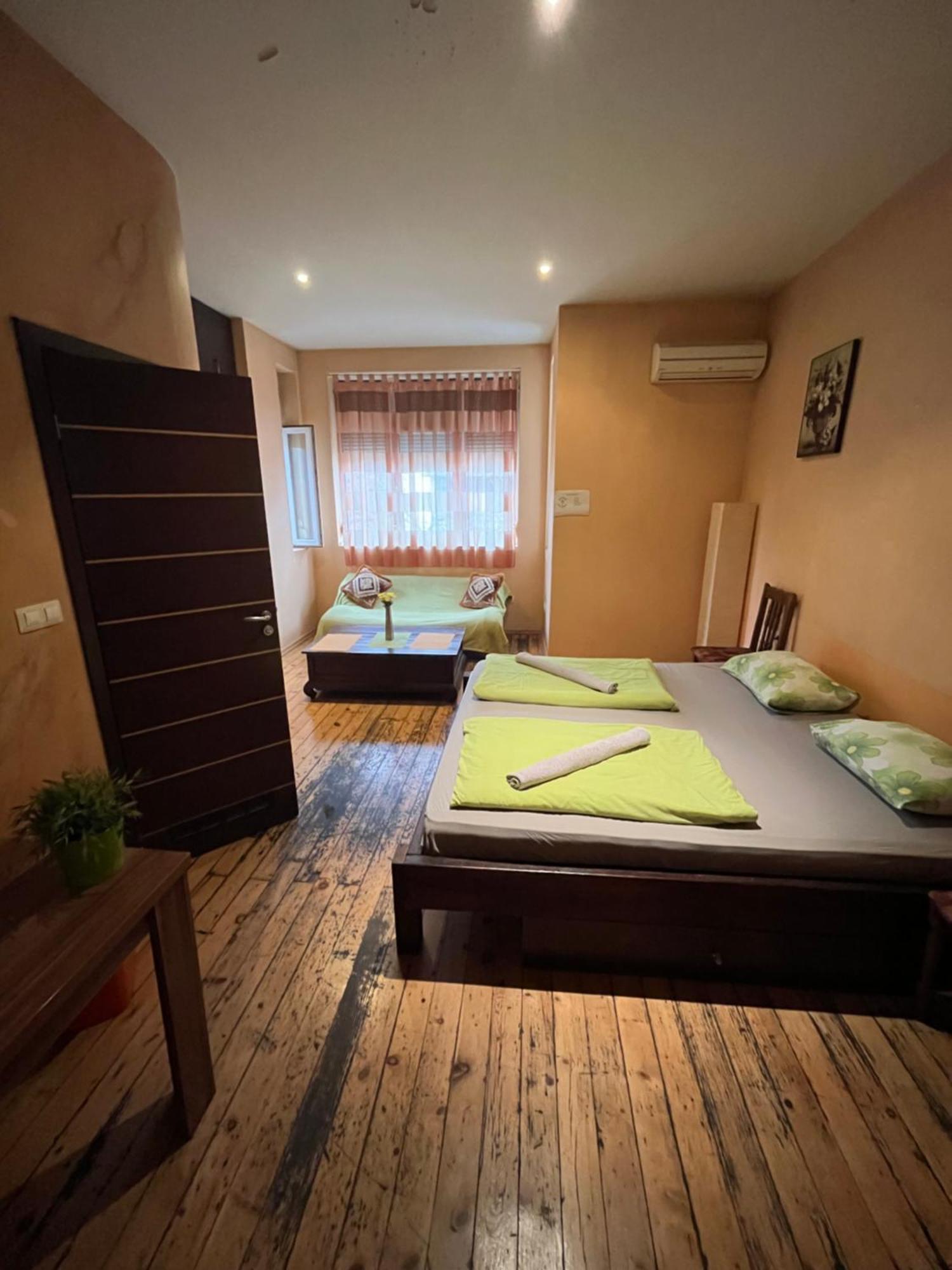 Elegance On A Budget - Rooms For Rent In Sofia Center Εξωτερικό φωτογραφία